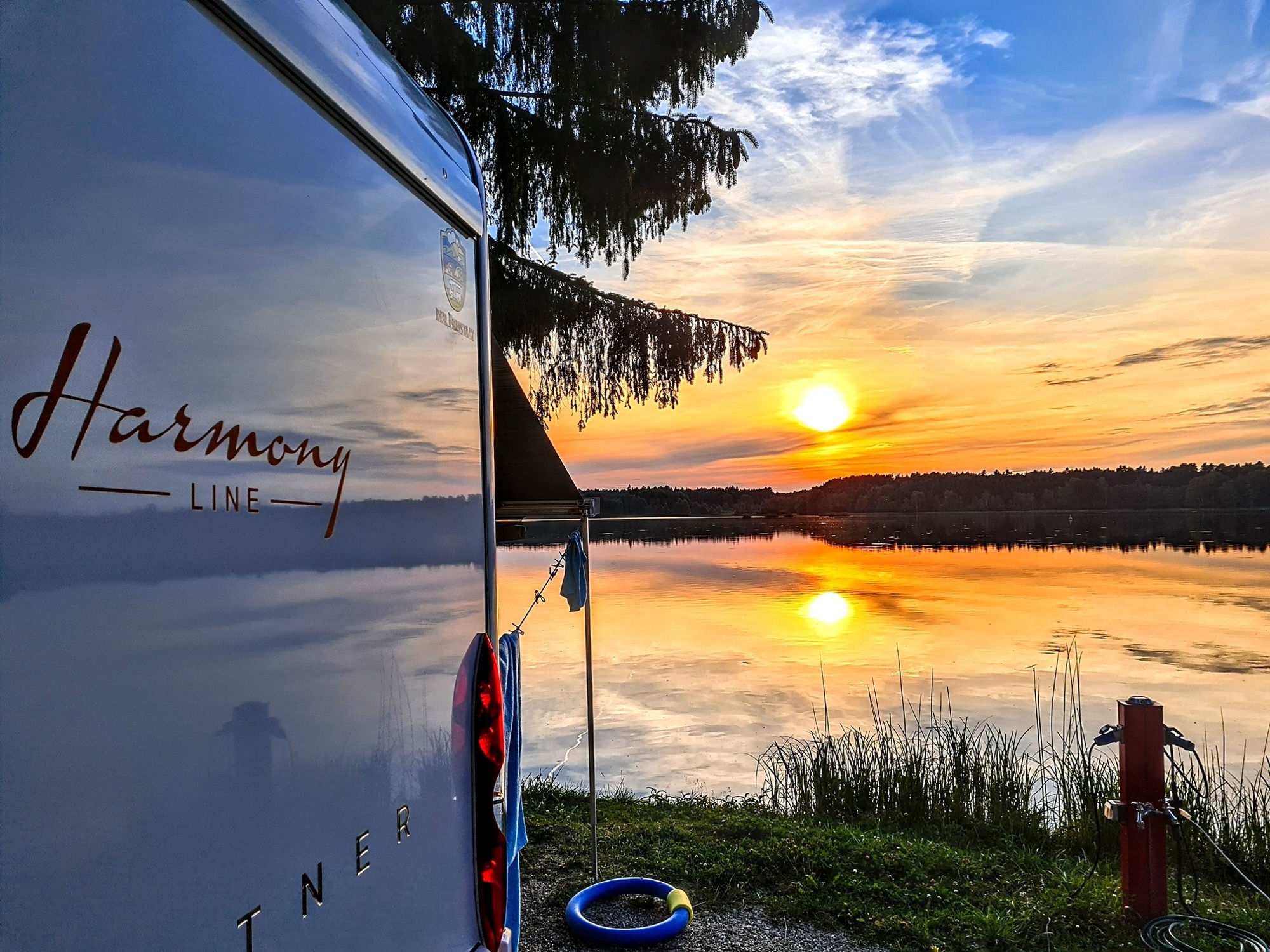 Camper bei Sonnenuntergang Camper bei Sonnenuntergang am See - Camping in Bayern am See