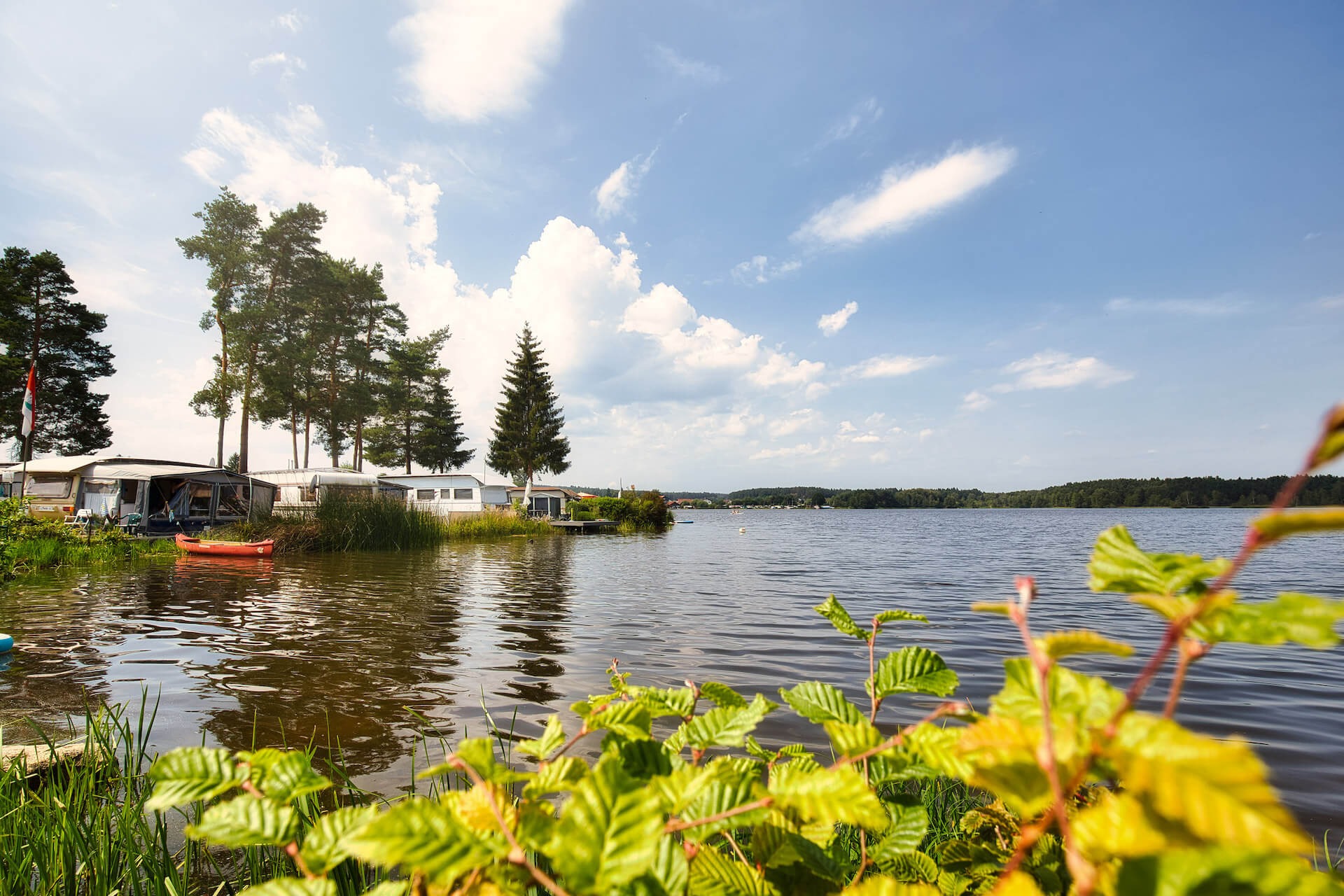 Neubäuer See - Campingplatz mit Wohnwagen und Kanu